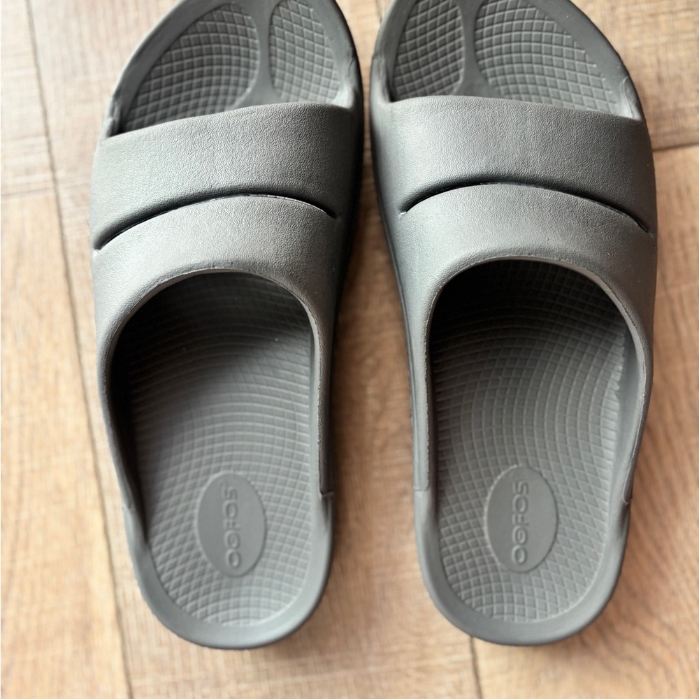 OOFOS Men's Dark Gray Slide Sandals
